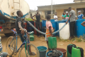 La recherche d'eau avec les bidons n'est toujours pas un vieux souvenir dans des quartiers d'Abidjan Nord (Photo : archives)