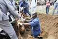 Exhumation de corps à l’Ouest : De fortes sommes d’argent découvertes sur des cadavres