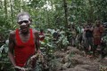 Njikali, pygmée, conduit une cérémonie marquant le passage d'un camp de chasse à un autre dans les terrains de chasse traditionnels de sa famille à l'intérieur de la Réserve de faune à okapis cérémonie, à l'extérieur la ville de Epulu, RD Congo.