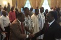 Le président de la transition au Burkina, Michel Kafando, salue les signataires de la Charte au Burkina lors de la réunion devant fixer la nouvelle date des élections dans le pays, 13 octobre 2015. (VOA/Bagassi Koura)