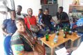 Mme Elisabeth Sakanoko et ses invités dans son espace gastronomique.