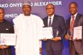 Président / CE, Dangote Industries Limited, Aliko Dangote (au centre) posant avec les lauréats après avoir remis des prix de long service à Nzeako Onyembo Alexander (à gauche); Directeur général du groupe, Dangote Industries Limited, Olakunle Alake (2e à droite); et Taiye Ajiyen pour leurs 29 ans de services dédiés à Dangote Industries Limited 2019 lors du Long Service Award tenu à Lagos le mercredi 27 novembre 2019