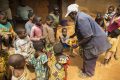 Un Nigérian partage de la nourriture avec des Camerounais qui ont fui les violences dans les régions anglophones du Cameroun (photo d'archives)