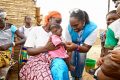 Un travailleur humanitaire de l'Agence des Nations Unies pour les réfugiés (HCR) s'occupe d'un bébé dans un centre de santé soutenu par l'ONU dans la région nord du Burkina Faso (OCHA / Giles Clarke)