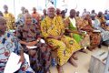 Le chef de Songon-Agban, l’Honorable Beugré Alloh Jérôme (3ème à partir de la gauche et en chapeau) en appelle à l’union des fils et filles de son village.